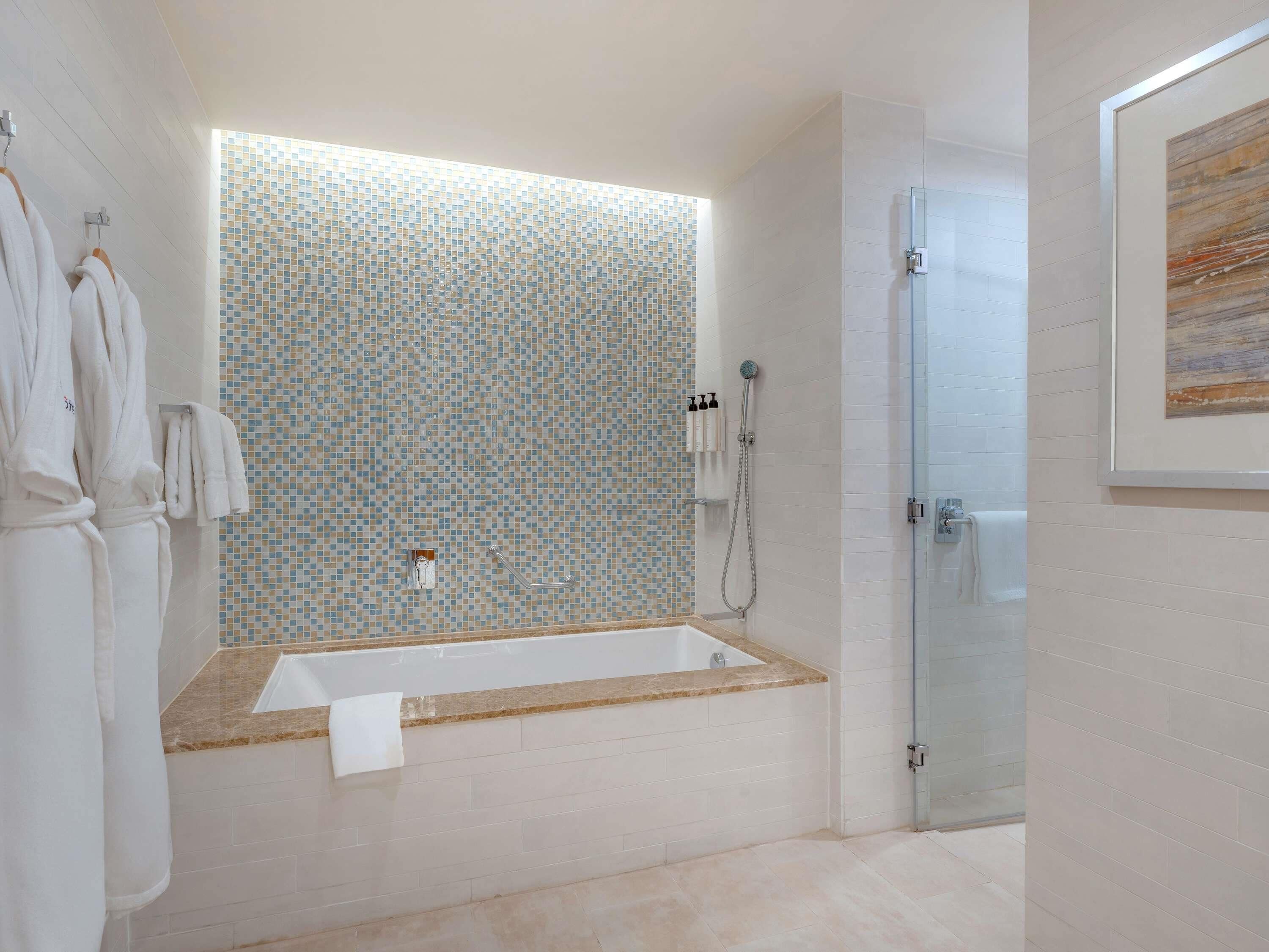 Klassieke suite, 1 tweepersoonsbed | Een minibar, een kluis op de kamer, een bureau, een laptopwerkplek