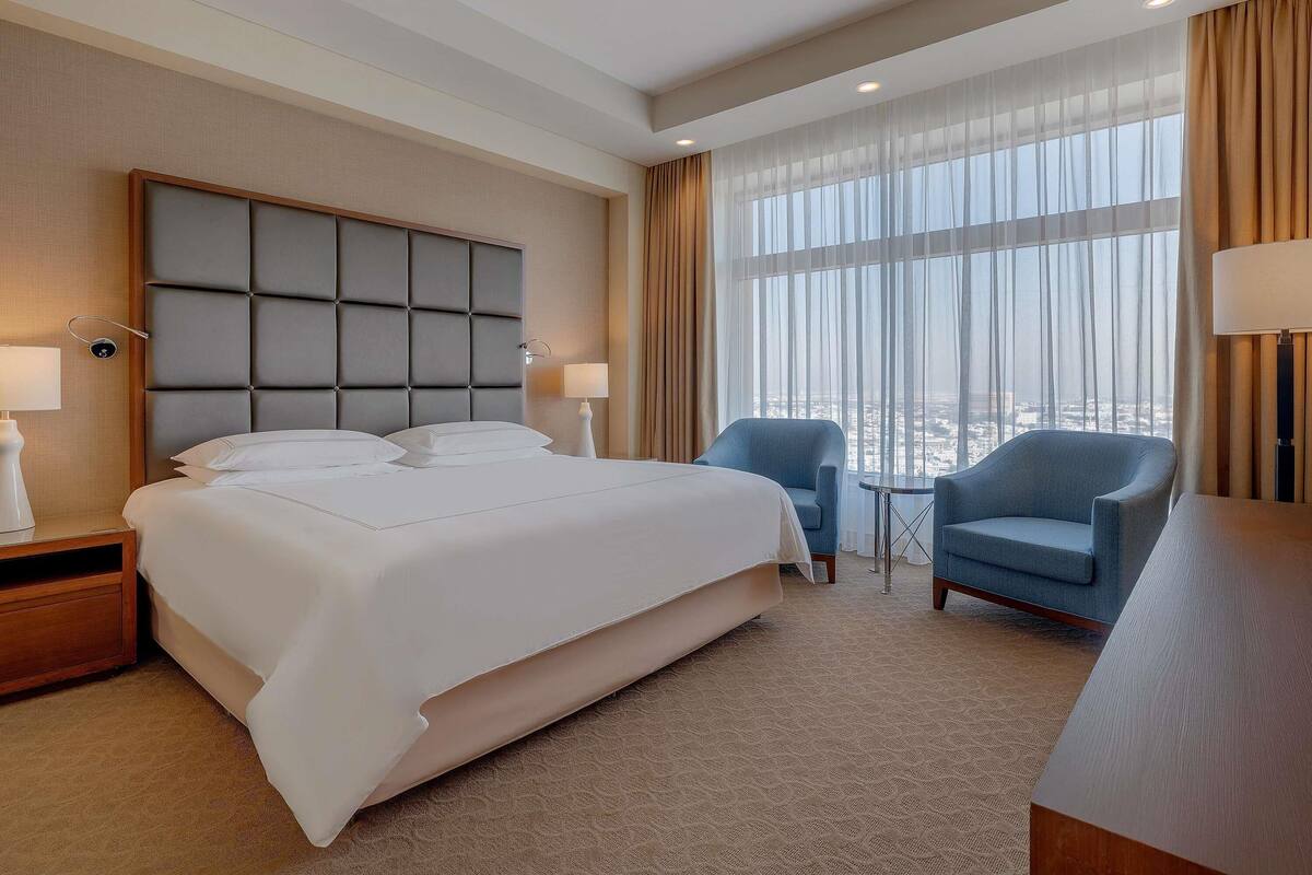 Minibar, in-room safe, desk, laptop workspace
