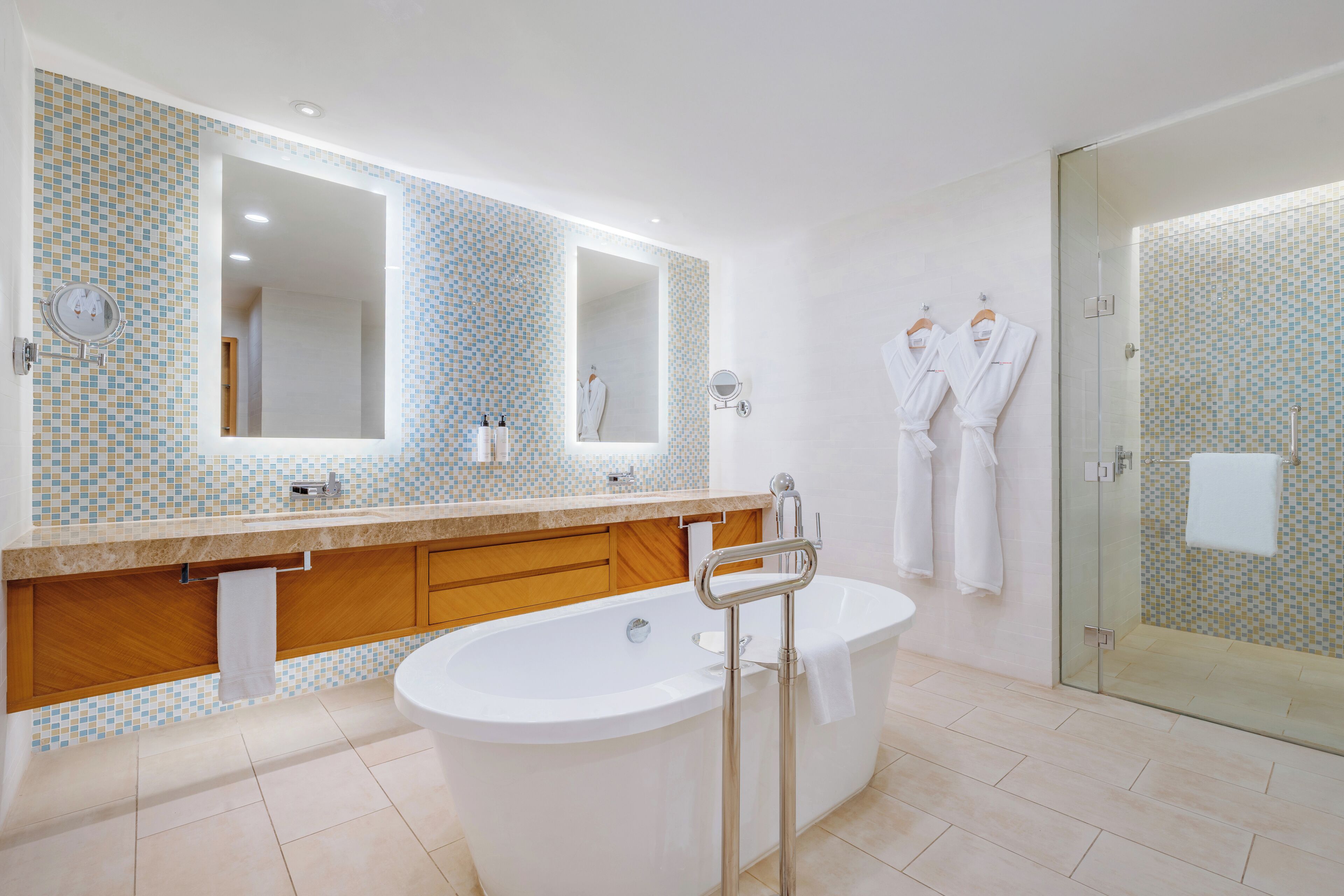 suite, 1 double bed, corner | bathroom | deep-soaking bathtub, eco-friendly toiletries, hair dryer, bathrobes