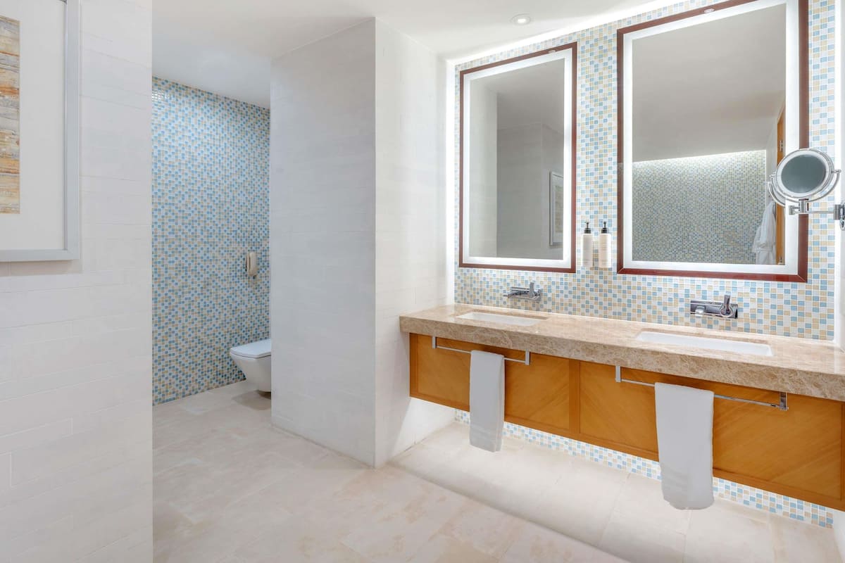 Classic Suite, 1 Double Bed | Minibar, in-room safe, desk, laptop workspace