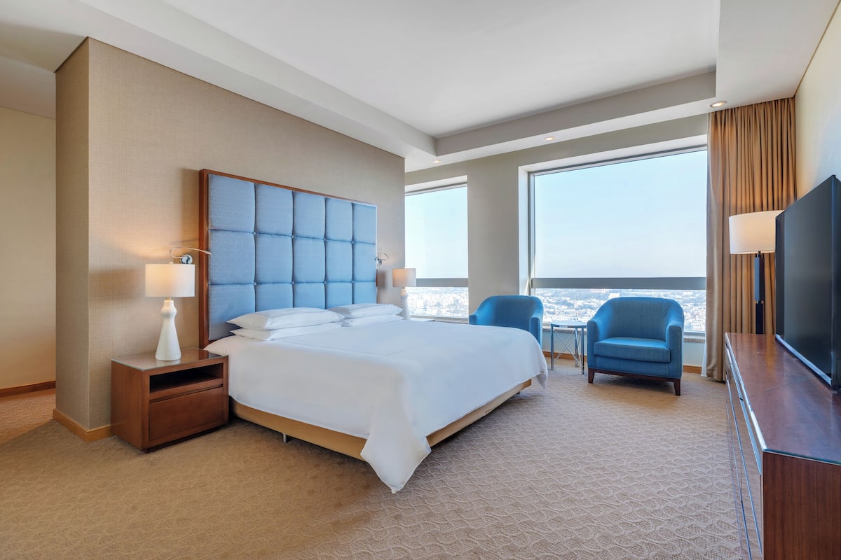 Suite, 1 Doppelbett, Eckzimmer | 1 Schlafzimmer, Minibar, Zimmersafe, Schreibtisch