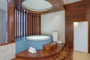 Couples treatment room(s), sauna, hot tub, steam room, body treatments - Swissotel Al Ghurair (Dubai)