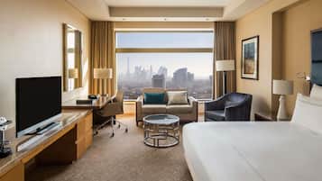 Deluxe kamer, 1 kingsize bed, uitzicht op de stad | Een minibar, een kluis op de kamer, een bureau, een laptopwerkplek