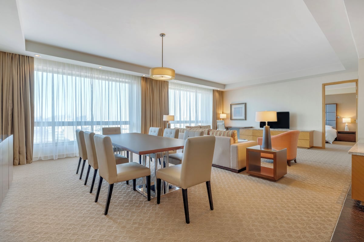 Family Suite, 1 King Bed and 2 Twin Beds (Connecting rooms) | Living area