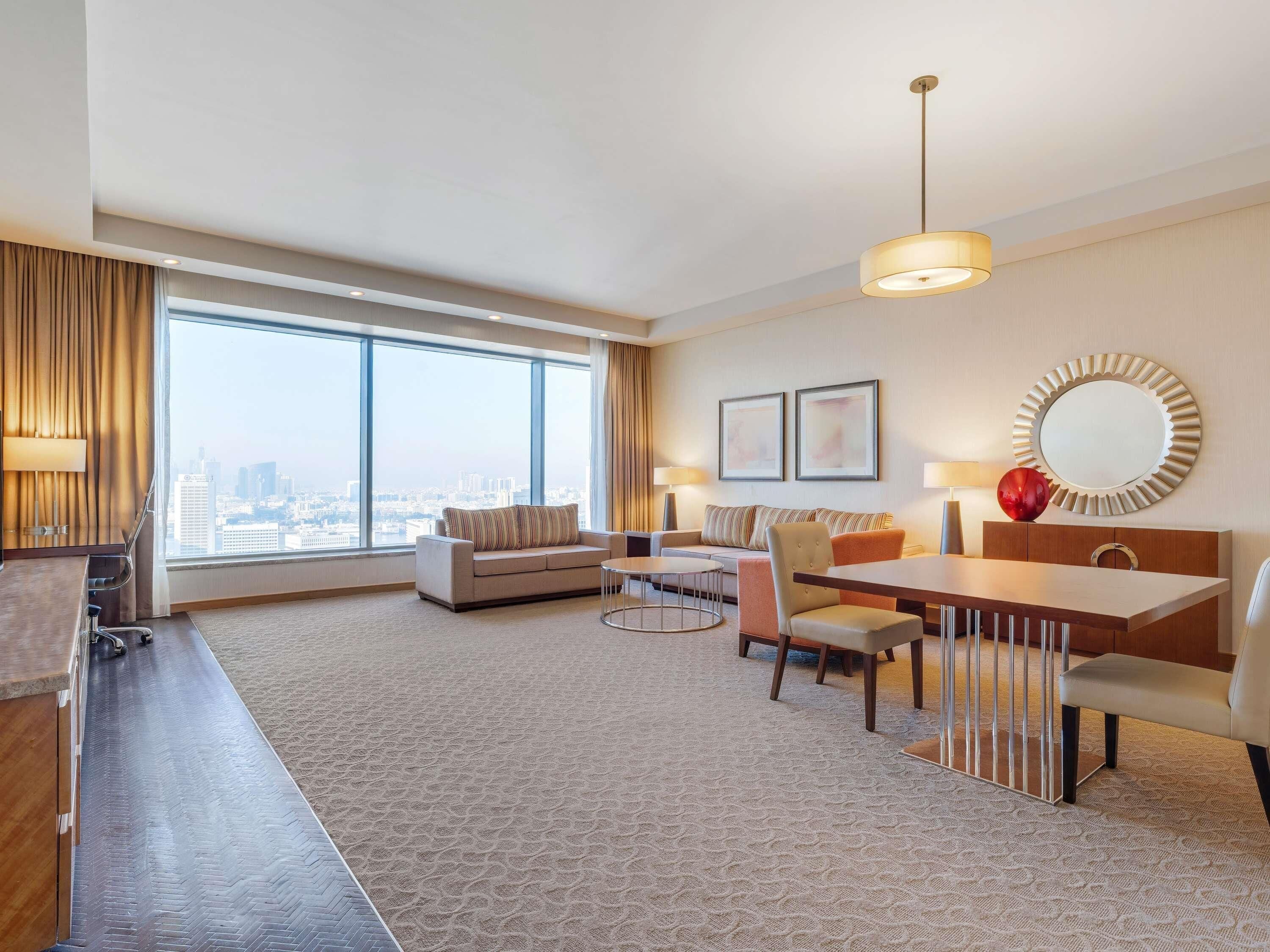 Suite, 1 tweepersoonsbed, hoek | Een minibar, een kluis op de kamer, een bureau, een laptopwerkplek