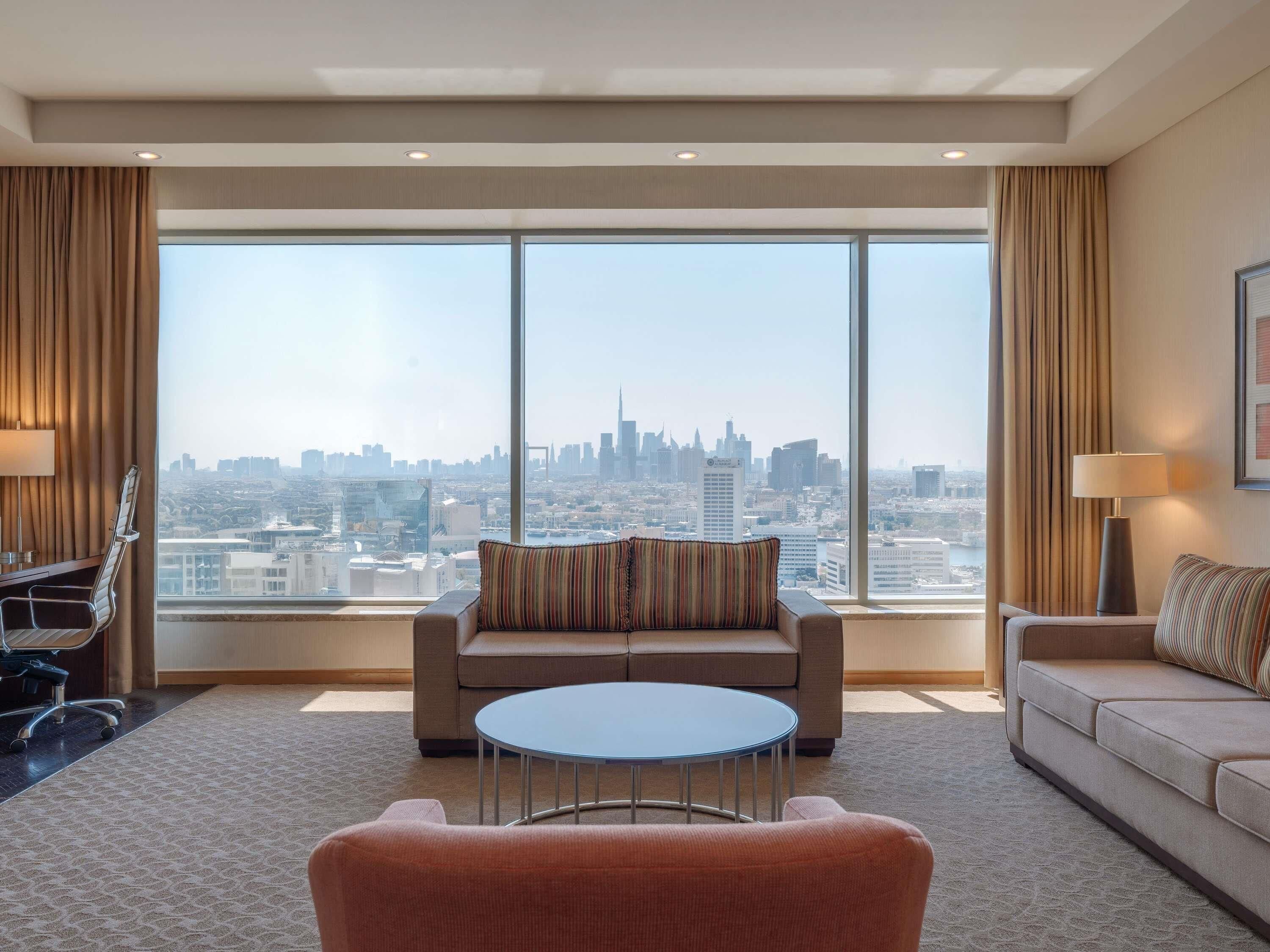 Minibar, caja de seguridad en la habitación y escritorio 