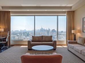 Suite, 1 cama matrimonial, en esquina | 1 habitación, minibar, caja de seguridad en la habitación y escritorio 