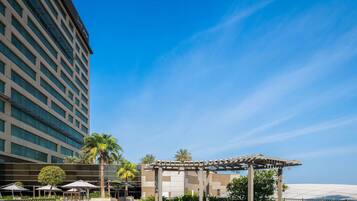 Piscine extérieure, parasols de plage, chaises longues