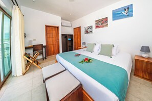 Suite Junior, balcon, vue sur l’océan | Couette en duvet, coffre-fort, accès au Wi-Fi (inclus), literie fournie