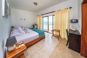 Suite Junior, balcon, vue sur l’océan | Couette en duvet, coffre-fort, accès au Wi-Fi (inclus), literie fournie