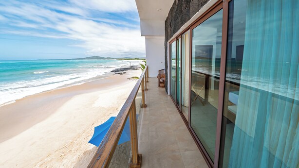 Un balcón con vista a la playa y al océano.