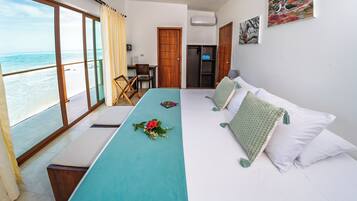 Suite Junior, balcon, vue océan | Couette en duvet d'oie, coffres-forts dans les chambres, Wi-Fi gratuit