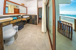 Suite Junior, balcon, vue océan | Salle de bain | Douche, douche à « effet pluie », articles de toilette gratuits