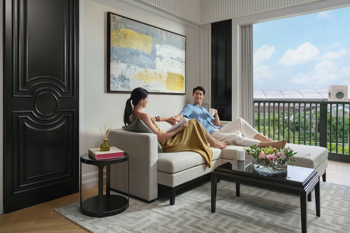 Premier Suite, 1 King Bed, Pool View | Living area