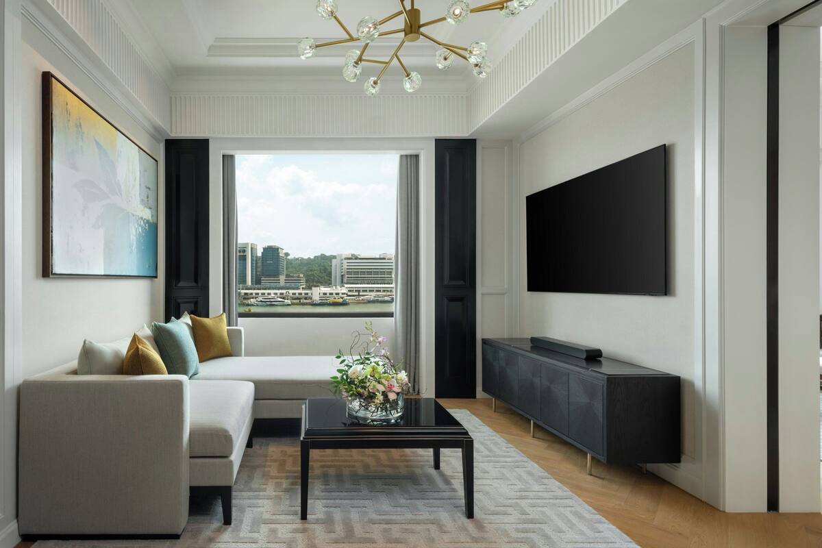 Een moderne woonkamer met een bank, salontafel en televisie.