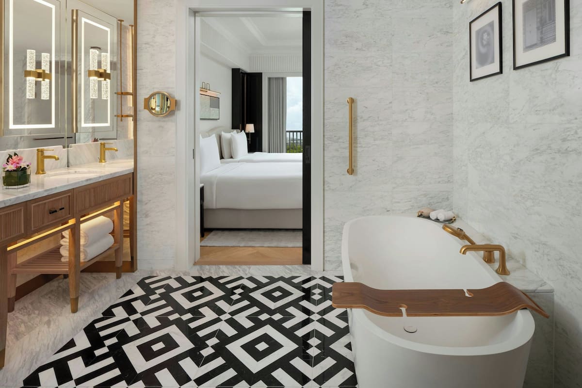 Shower, perlengkapan mandi gratis, pengering rambut, dan sandal