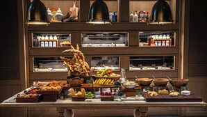 Un bufé con diversos alimentos y una selección de bebidas.
