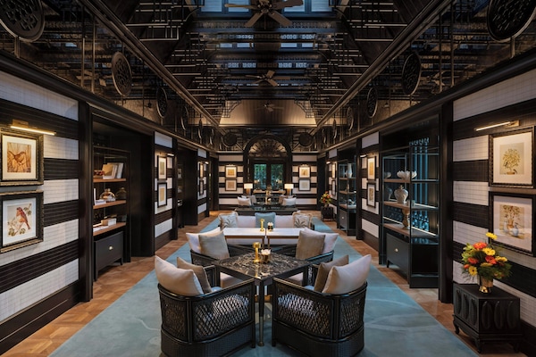 Lobby lounge