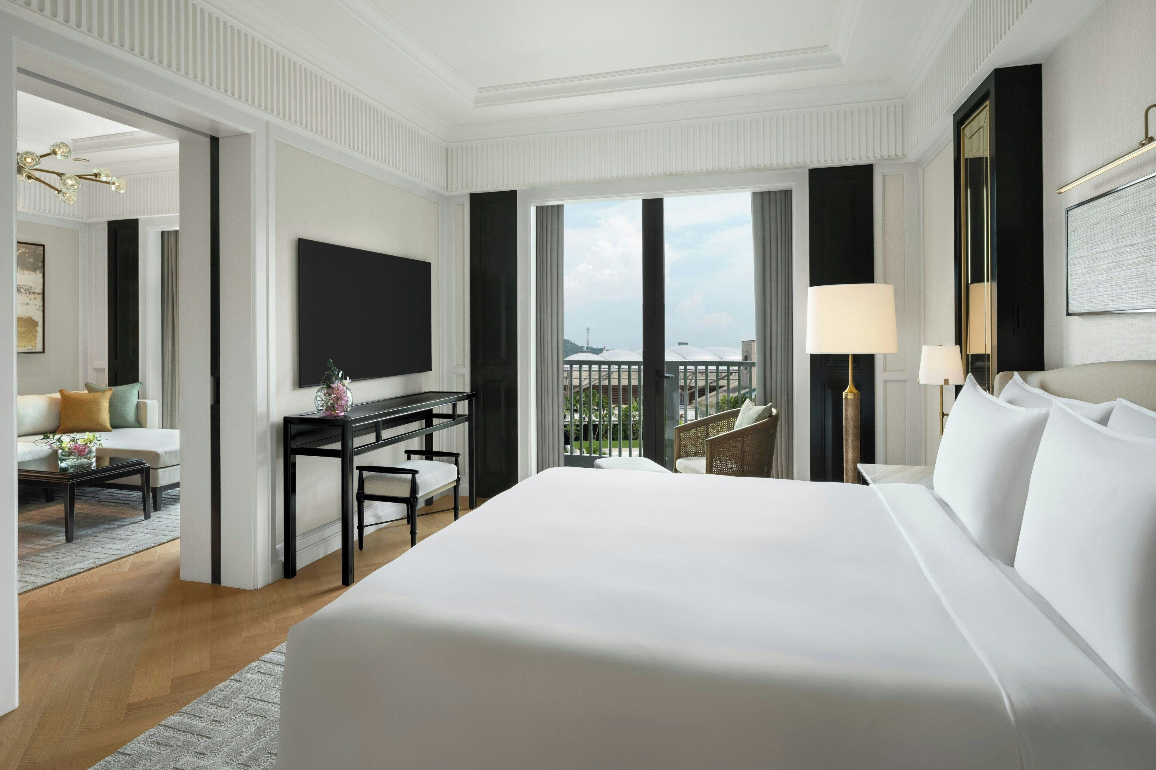 Premier Suite, 1 King Bed, Pool View | Premium bedding, pillowtop beds, free minibar items, in-room safe