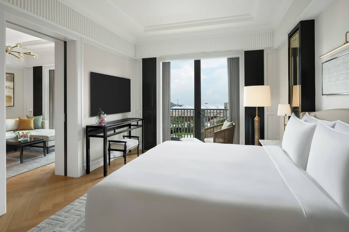 Premier Suite, 1 King Bed, Pool View