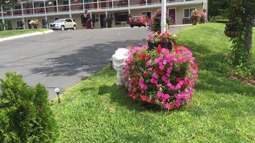 Bagian depan properti - sore/malam