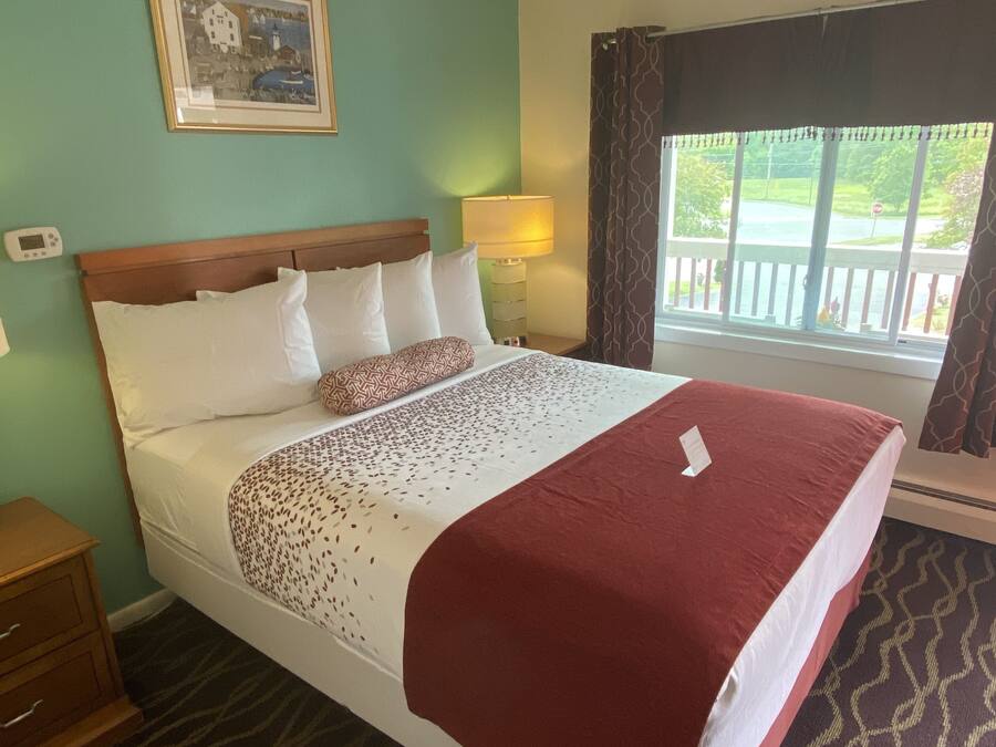 Standard Room, 1 Queen Bed, Non Smoking | Blackout curtains, iron/ironing board, free WiFi, bed sheets