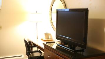 Tirai kedap cahaya, setrika/meja setrika, Wi-Fi gratis, dan seprai linen