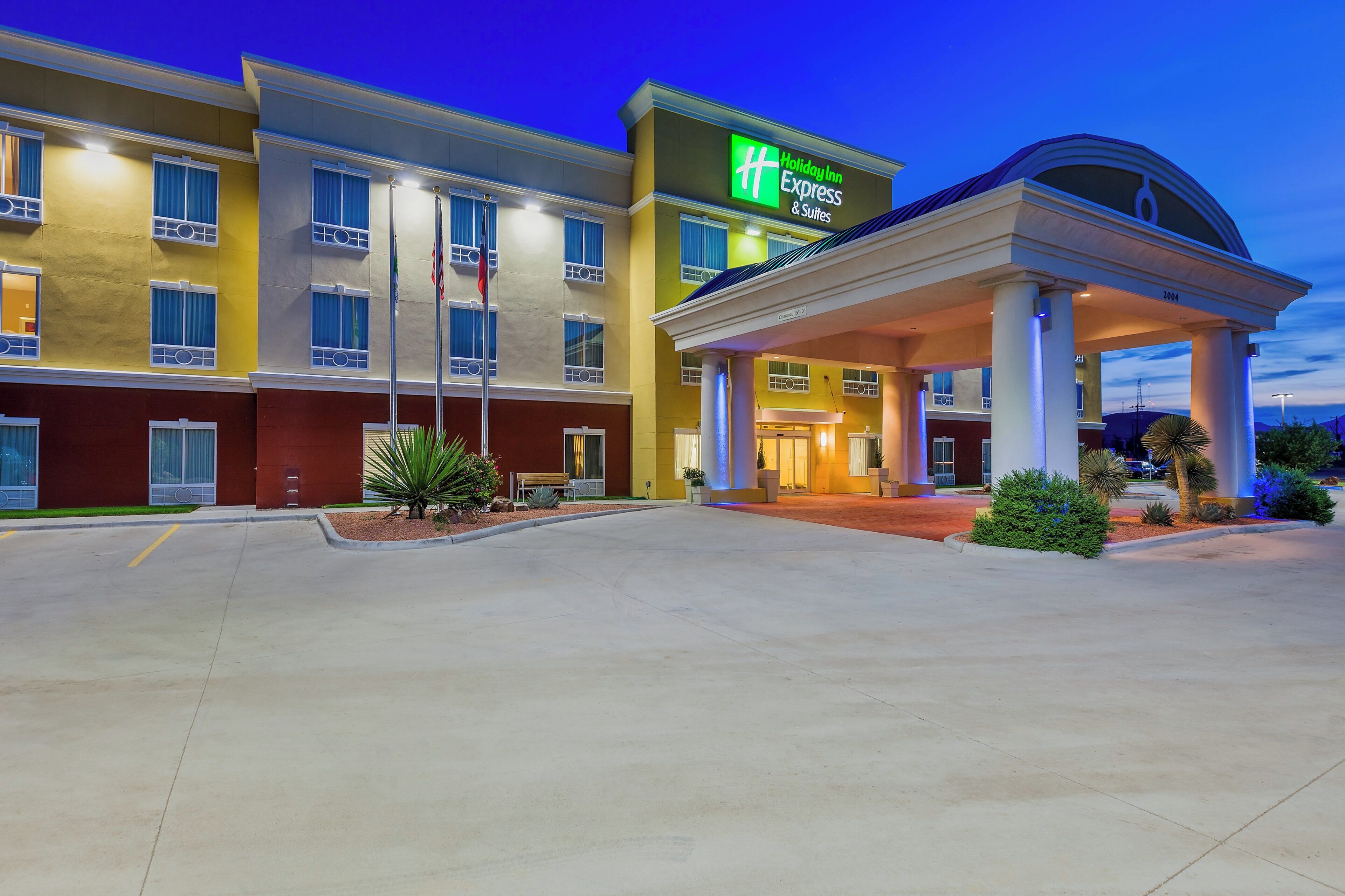 Edificio de Holiday Inn Express & Suites con entrada cubierta y estacionamiento.