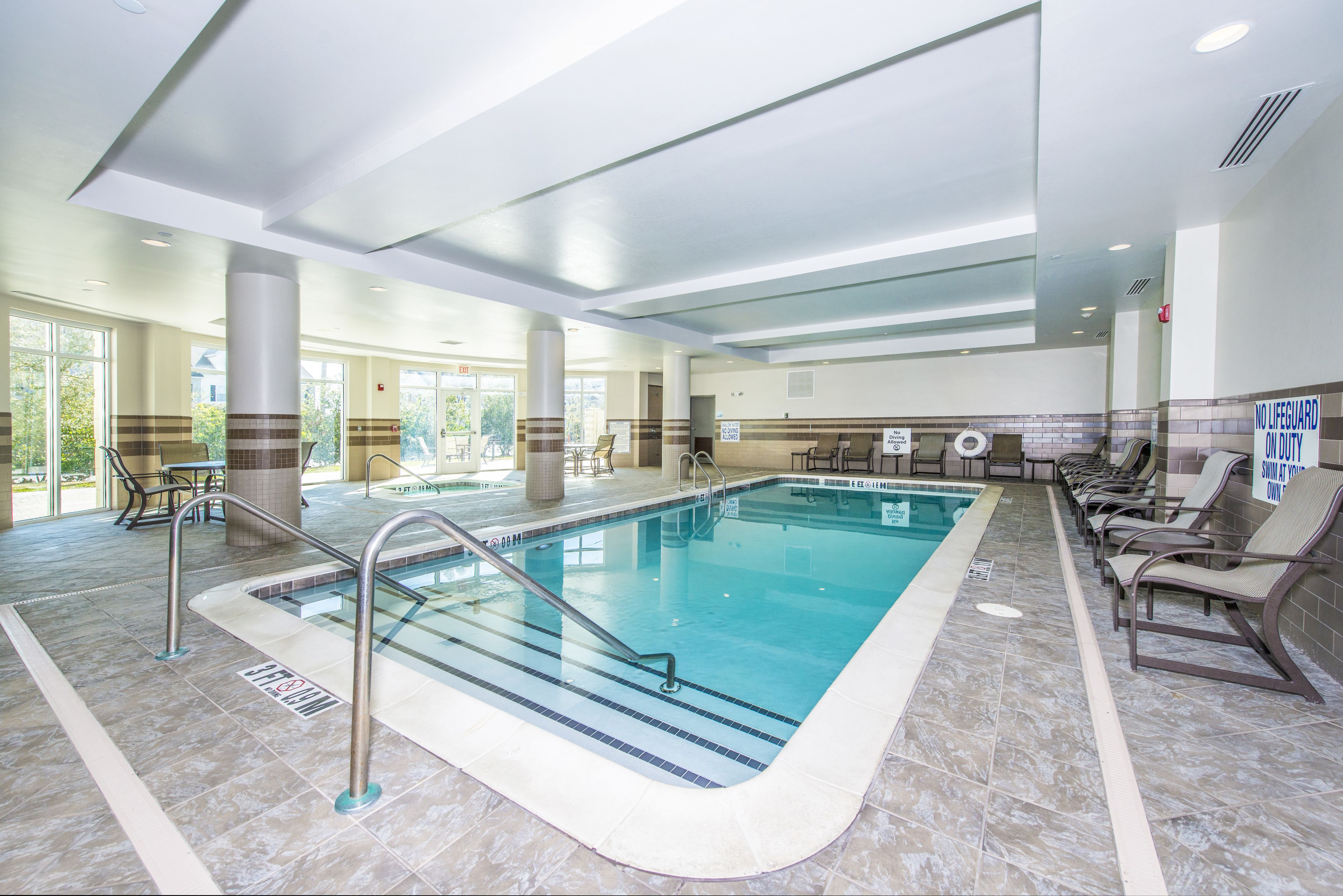 من حمّامات السباحة المغطاة