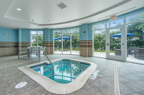 Holiday Inn Express & Suites Charleston Arpt-Conv Ctr Area