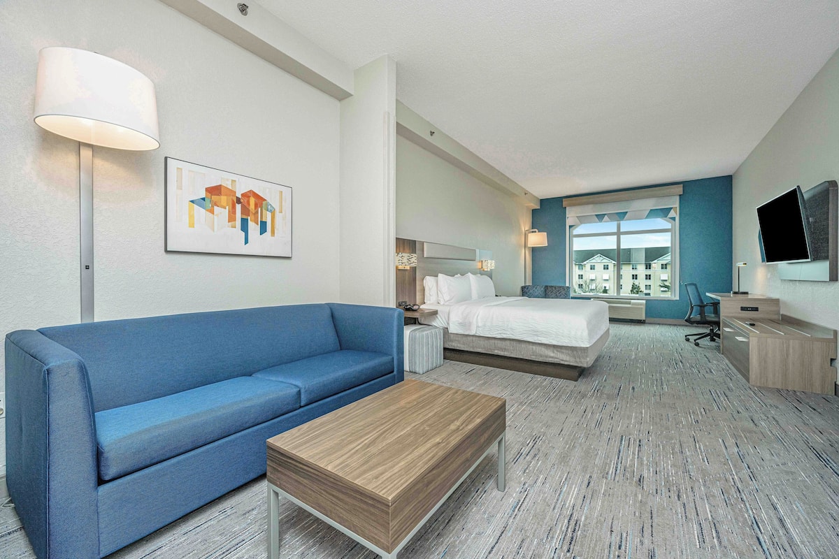 Suite, 1 King Bed | 1 bedroom, desk, laptop workspace, blackout curtains