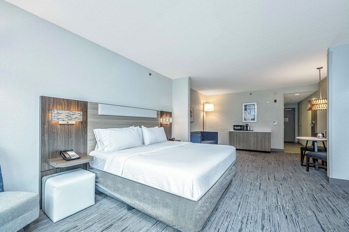 Suite, 1 kingsize-seng, tilgjengelighetstilpasset (Communications, Roll-In Shower) | Skrivebord, skrivebord for bærbar PC og blendingsgardiner