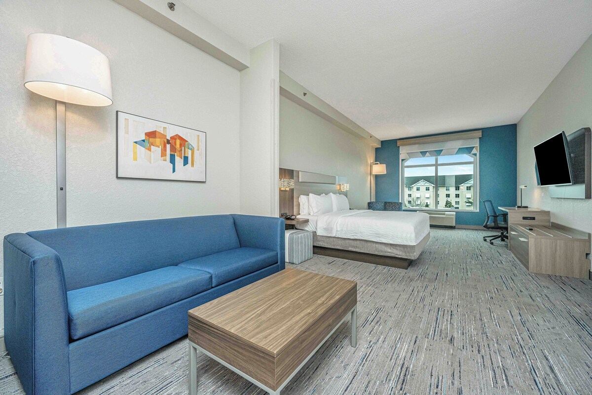 Suite, 1 kingsize-seng | Skrivebord, skrivebord for bærbar PC og blendingsgardiner