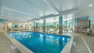 Una piscina cubierta