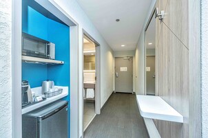 Standard Room, 1 King Bed | Room amenity