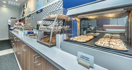 Holiday Inn Express & Suites Charleston Arpt-Conv Ctr Area