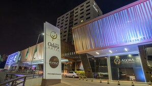 The exterior of the Grand Odara Hotel with a modern design, featuring a prominent logo and signage for the hotel and its restaurant. - Hotel Gran Odara (Cuiabá)