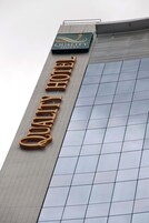 Letrero de hotel con el nombre 'Quality Hotel' en la fachada de un edificio.