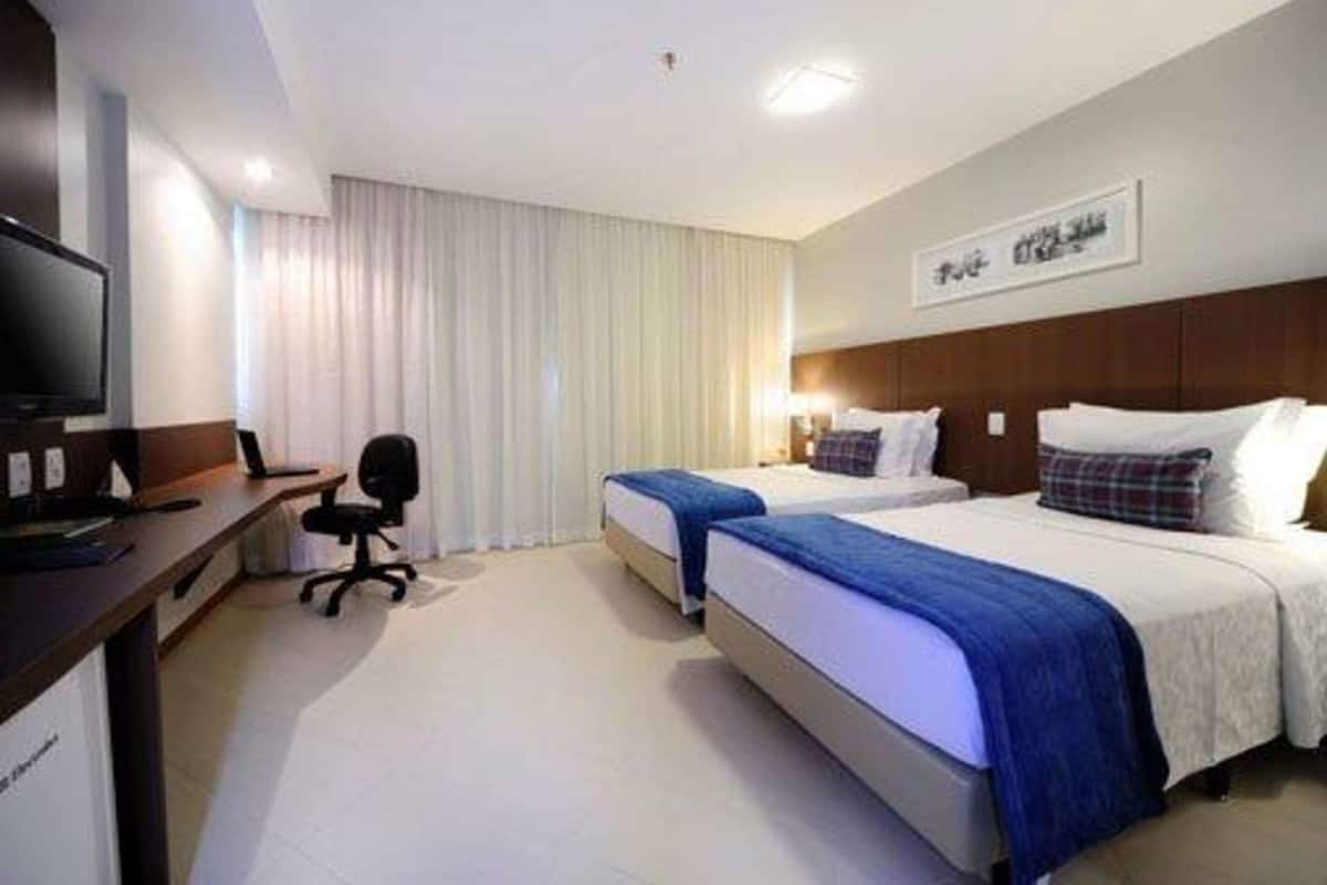 Minibar, värdeförvaringsskåp på rummet och skrivbord