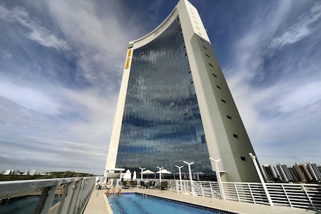 Una piscina al aire libre. Quality Hotel Vitoria