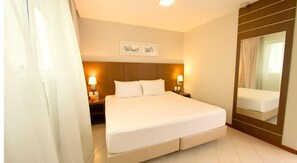 Executivo King Vista Mar | Minibar, in-room safe, desk, blackout drapes - Quality Hotel Vitoria (Vitoria)