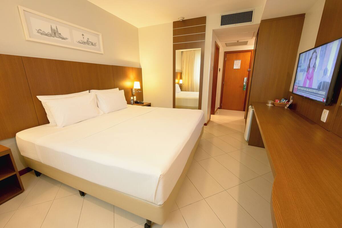 Superior Double Room | Minibar, in-room safe, desk, blackout drapes