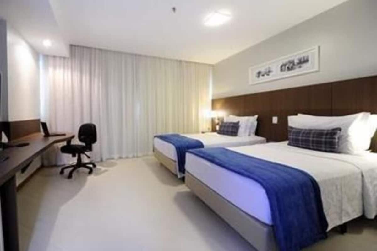 Minibar, värdeförvaringsskåp på rummet och skrivbord