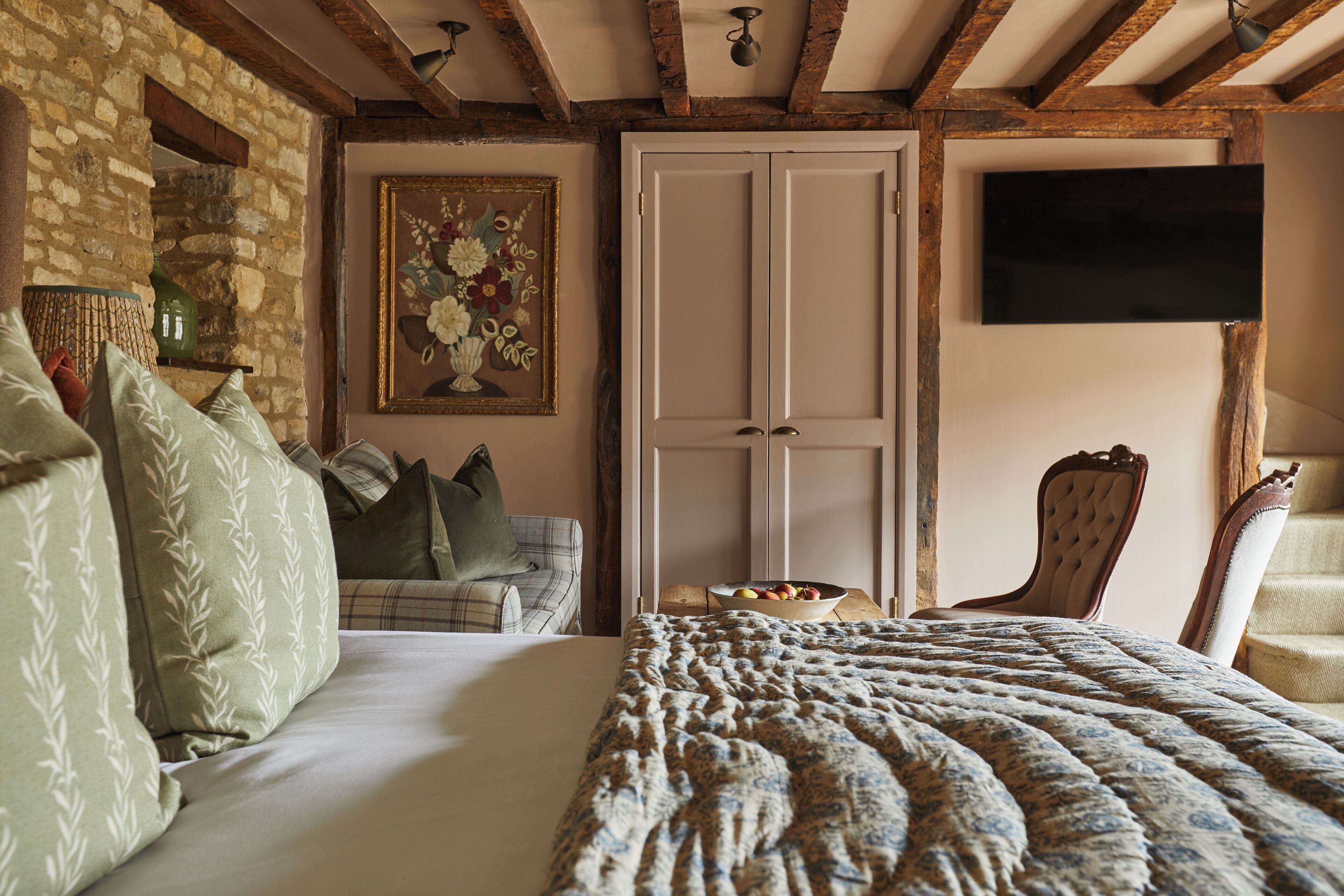 Suite, 1 King Bed, Bathtub | Desk, iron/ironing board, WiFi (free), bed sheets