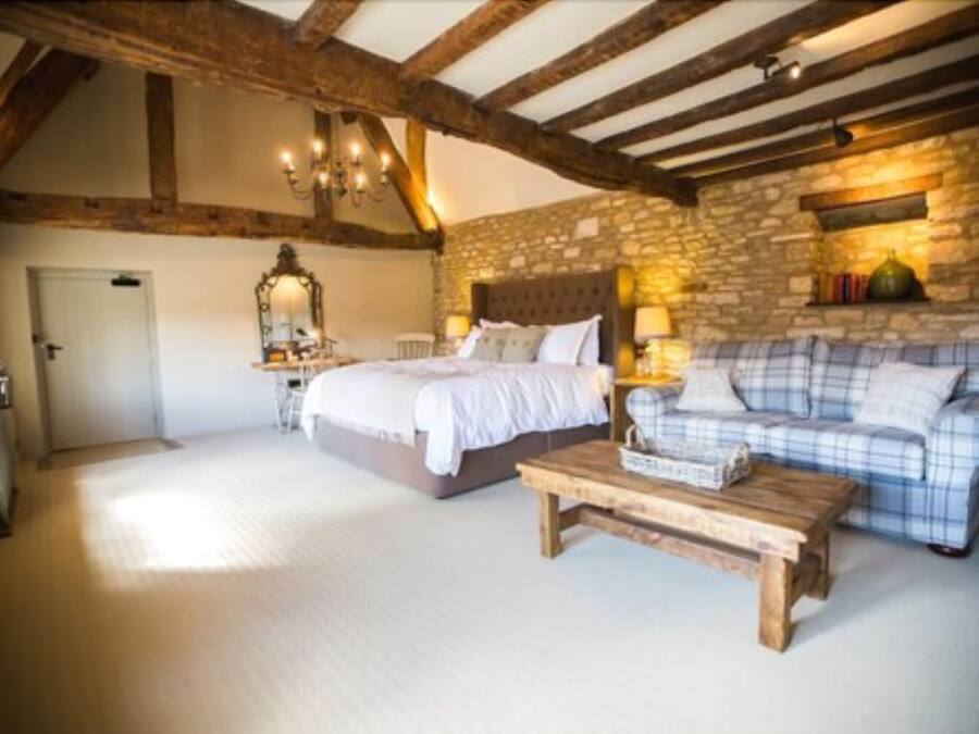 Sviitti, 1 suuri parisänky, kylpyamme | Työpöytä, ilmainen Wi-Fi, vuodevaatteet