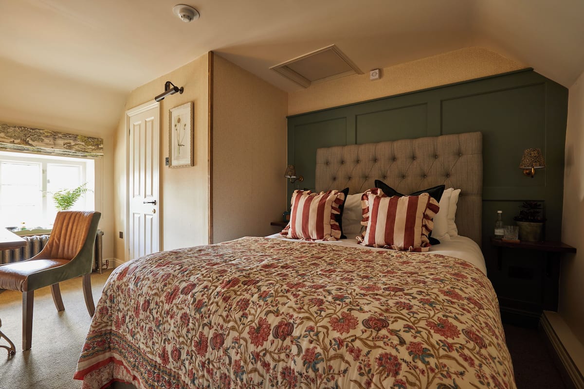 Comfort Room, 1 Double Bed | Desk, iron/ironing board, WiFi (free), bed sheets