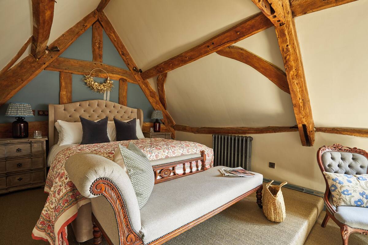 Deluxe Double Room | Desk, iron/ironing board, WiFi (free), bed sheets