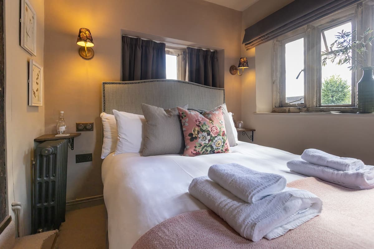 Desk, free WiFi, bed sheets