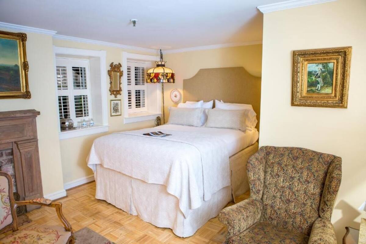 Quarto, 1 cama Queen, lareira | Banheiro | Chuveiro/banheira combinados, produtos de toalete grátis