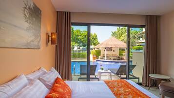 Quarto luxo, acesso à piscina | Frigobar, cofres nos quartos, escrivaninha, Wi-Fi de cortesia